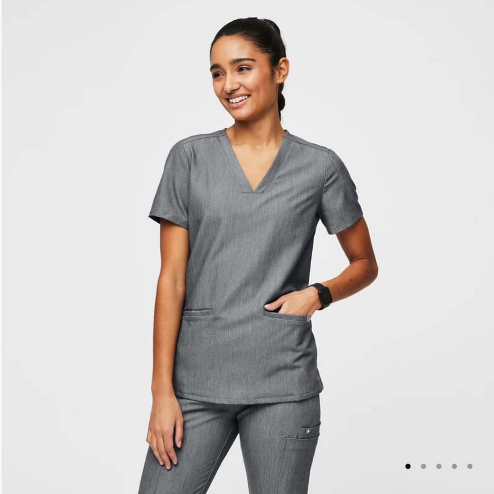 Figs scrub top gray size small 3 pocket